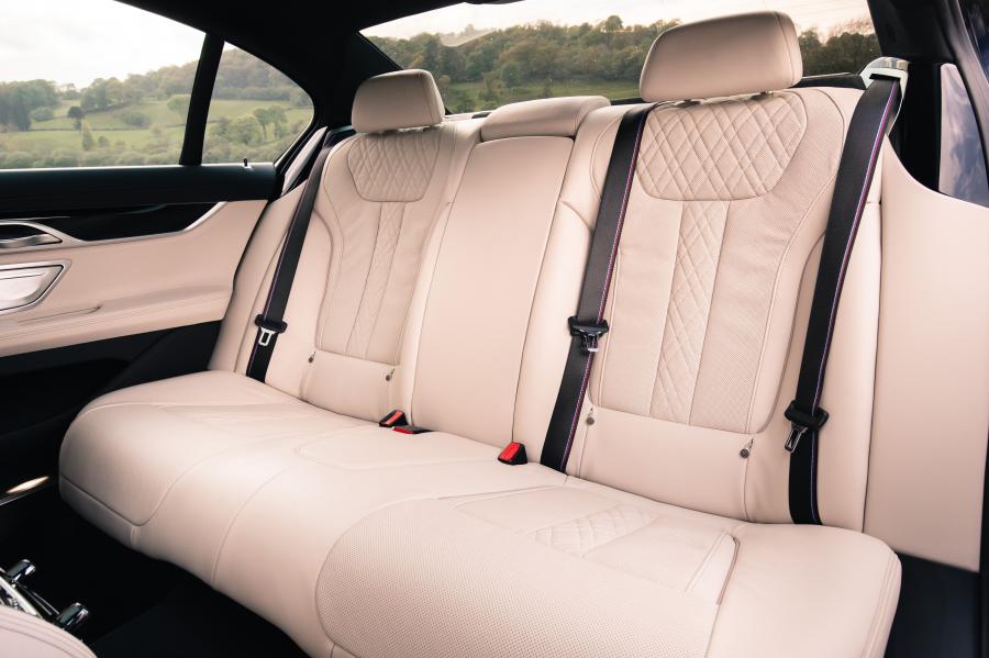 Интерьер BMW 750i xDrive M Sport (G11) 2019 года  (UK) (фото 24 из 34)